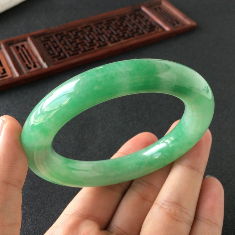 (超值推荐)糯冰种飘翠圆条手镯(57.8mm)