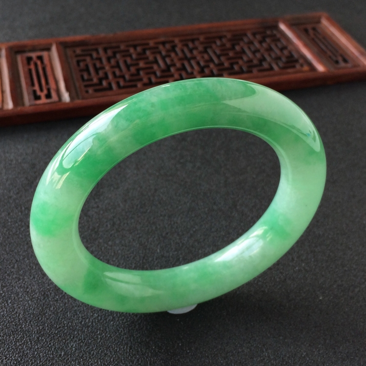 (超值推荐)糯冰种飘翠圆条手镯(57.8mm)