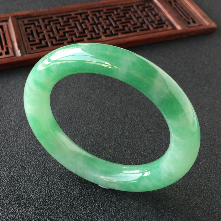 (超值推荐)糯冰种飘翠圆条手镯(57.8mm)