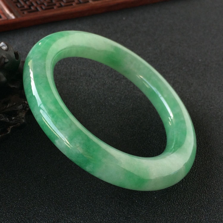 (超值推荐)糯冰种飘翠圆条手镯(57.8mm)