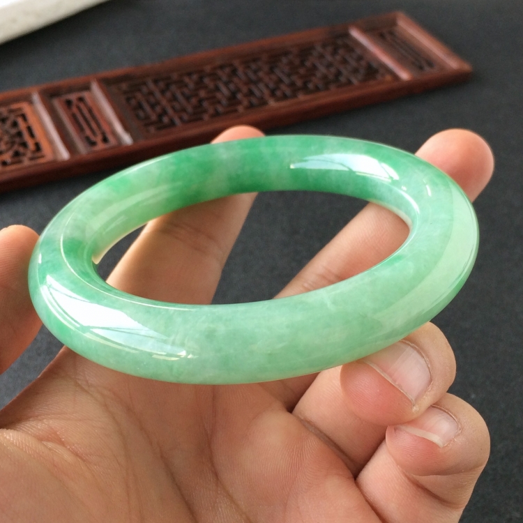 (超值推荐)糯冰种飘翠圆条手镯(57.8mm)