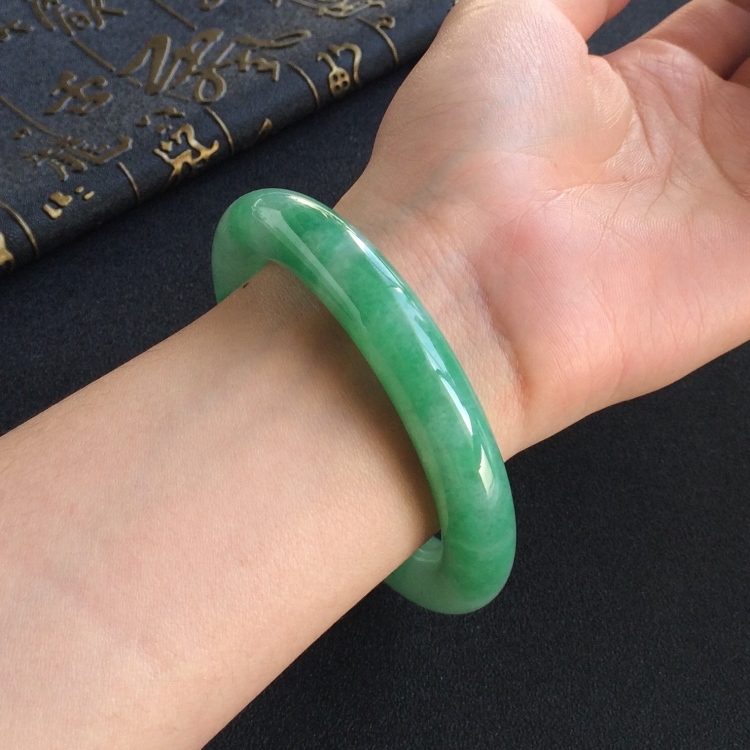 (超值推荐)糯冰种飘翠圆条手镯(57.8mm)