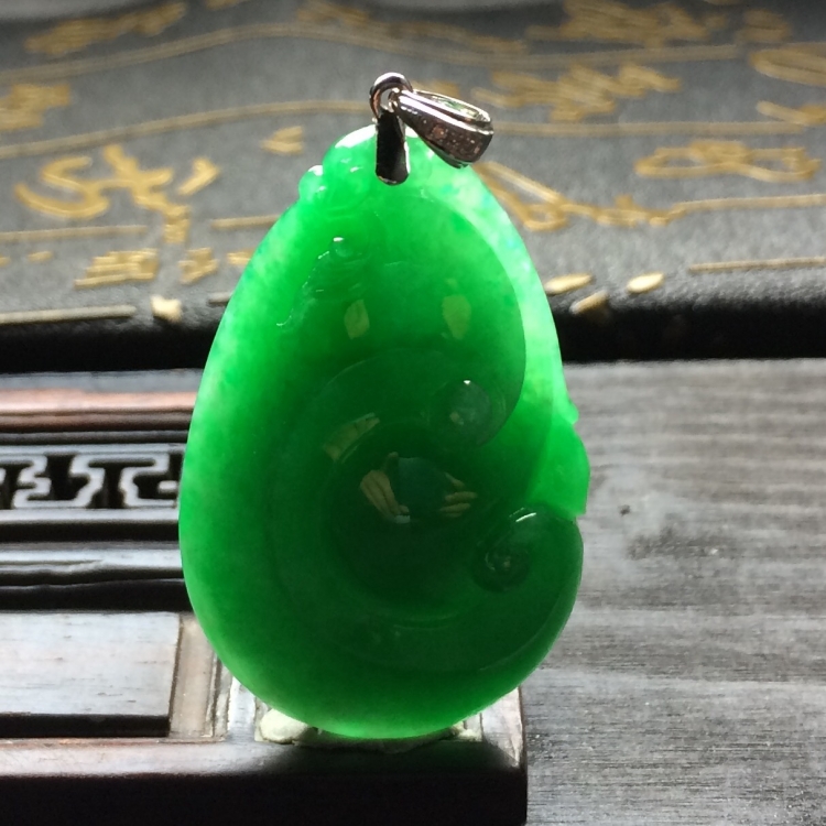（超值推荐）糯冰种阳绿如意挂件（金扣）