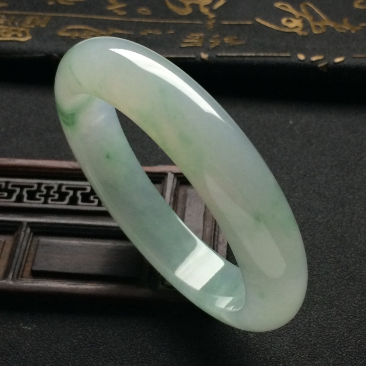 （超值推荐）糯冰种略飘花手镯（57.1mm）