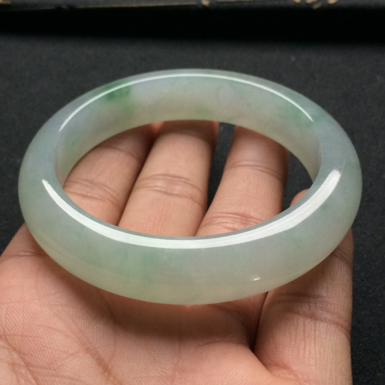 （超值推荐）糯冰种略飘花手镯（57.1mm）