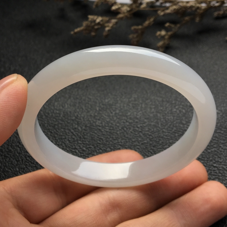 （超值推荐）糯冰种淡晴水手镯（56.3mm）