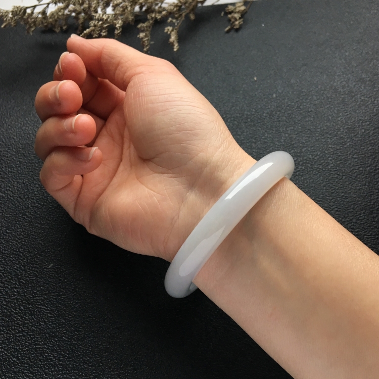 （超值推荐）糯冰种淡晴水手镯（56.3mm）