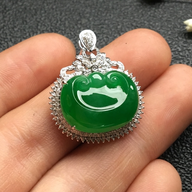 （超值推荐）镶白金钻石冰种阳绿如意胸坠
