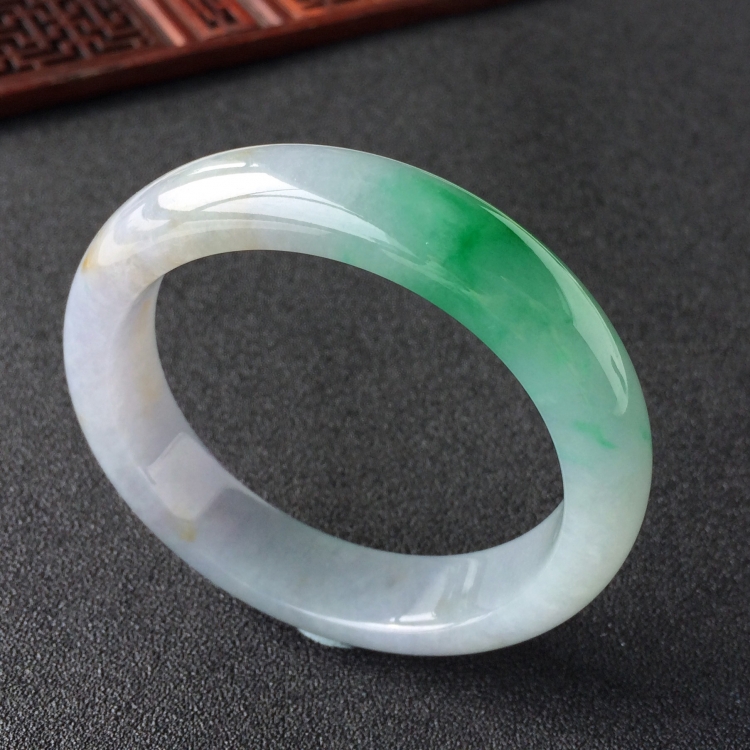 (超值推荐)糯冰种春带彩手镯(54mm)