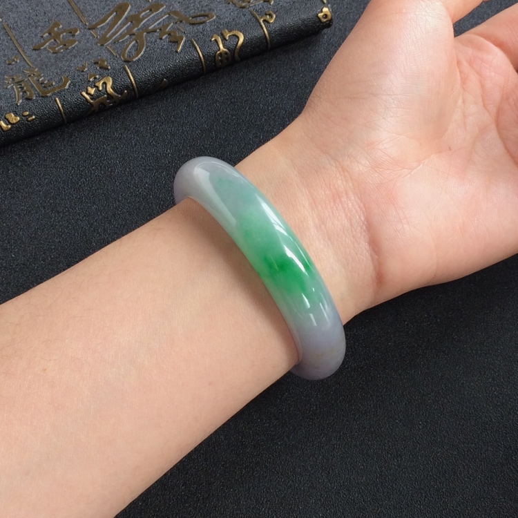 (超值推荐)糯冰种春带彩手镯(54mm)
