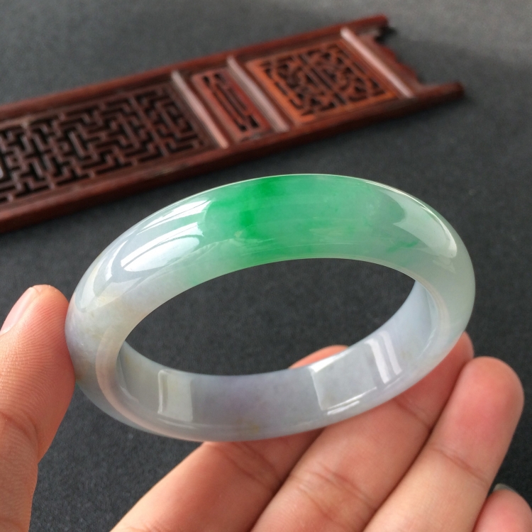 (超值推荐)糯冰种春带彩手镯(54mm)