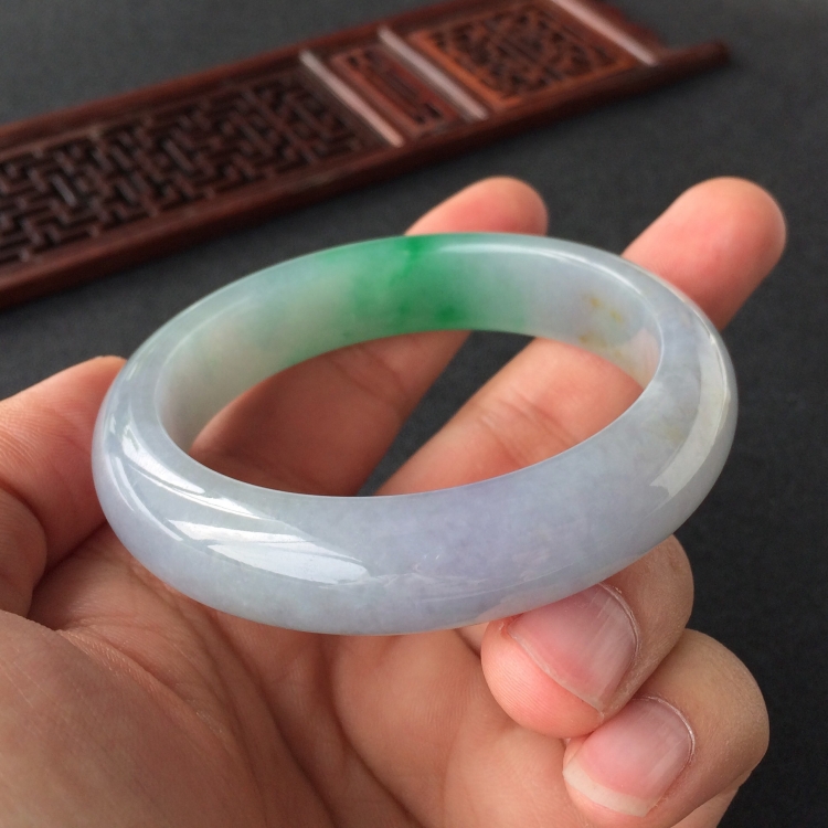 (超值推荐)糯冰种春带彩手镯(54mm)