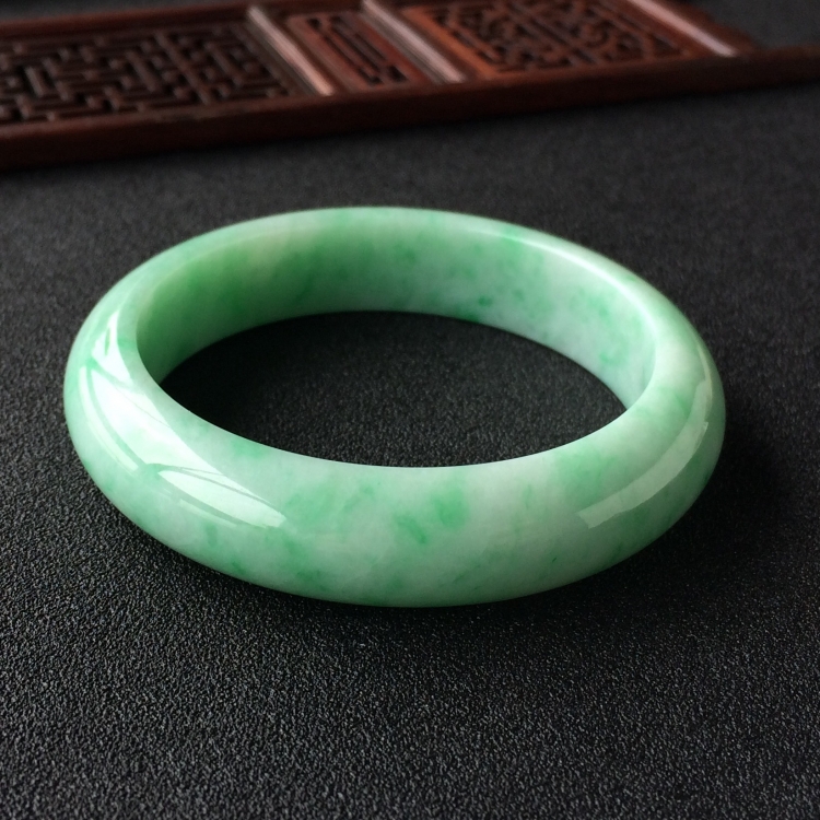 (超值推荐)糯冰种飘翠手镯(55.6mm)