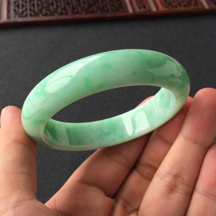 (超值推荐)糯冰种飘翠手镯(55.6mm)