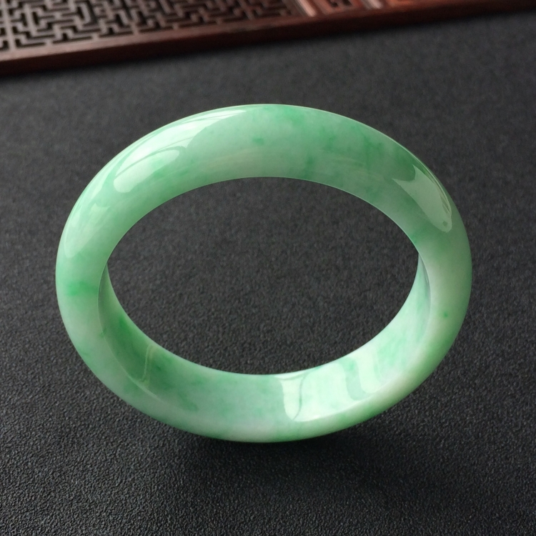 (超值推荐)糯冰种飘翠手镯(55.6mm)