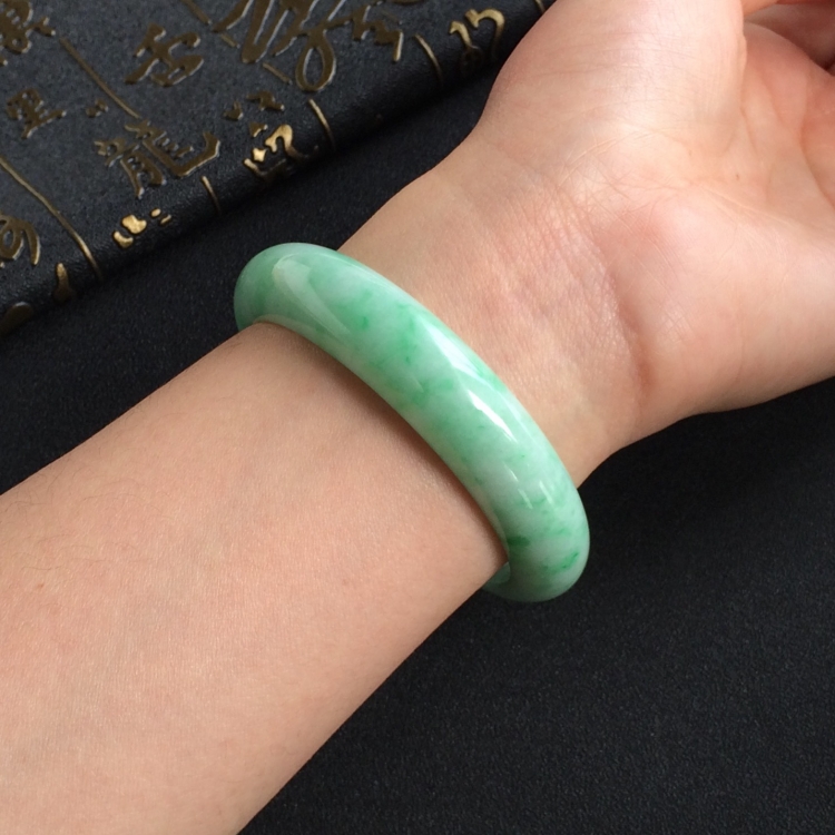 (超值推荐)糯冰种飘翠手镯(55.6mm)