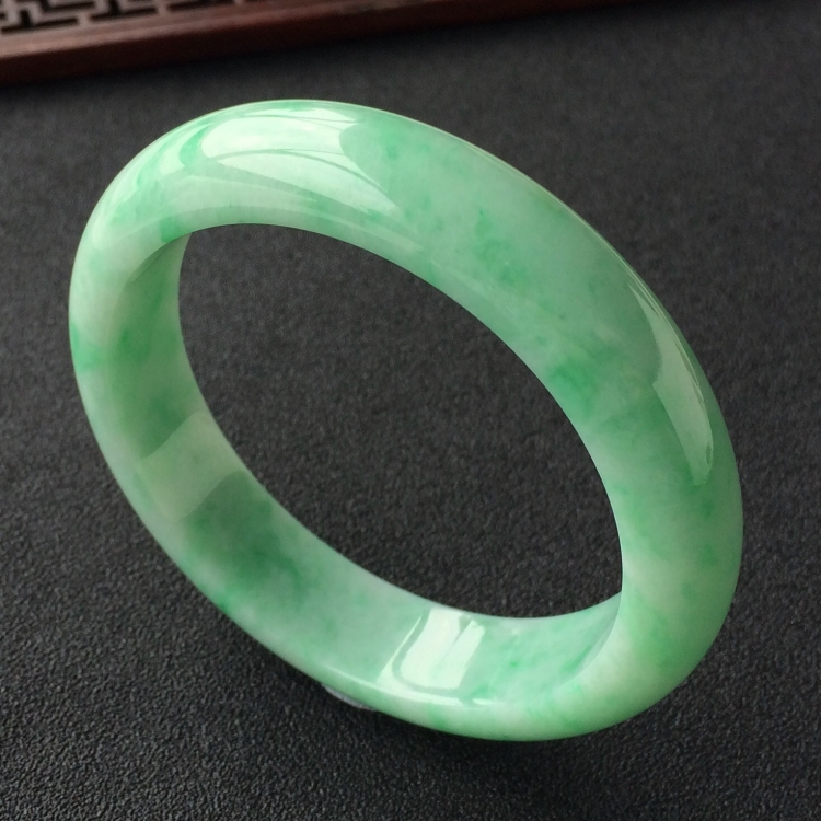 (超值推荐)糯冰种飘翠手镯(55.6mm)
