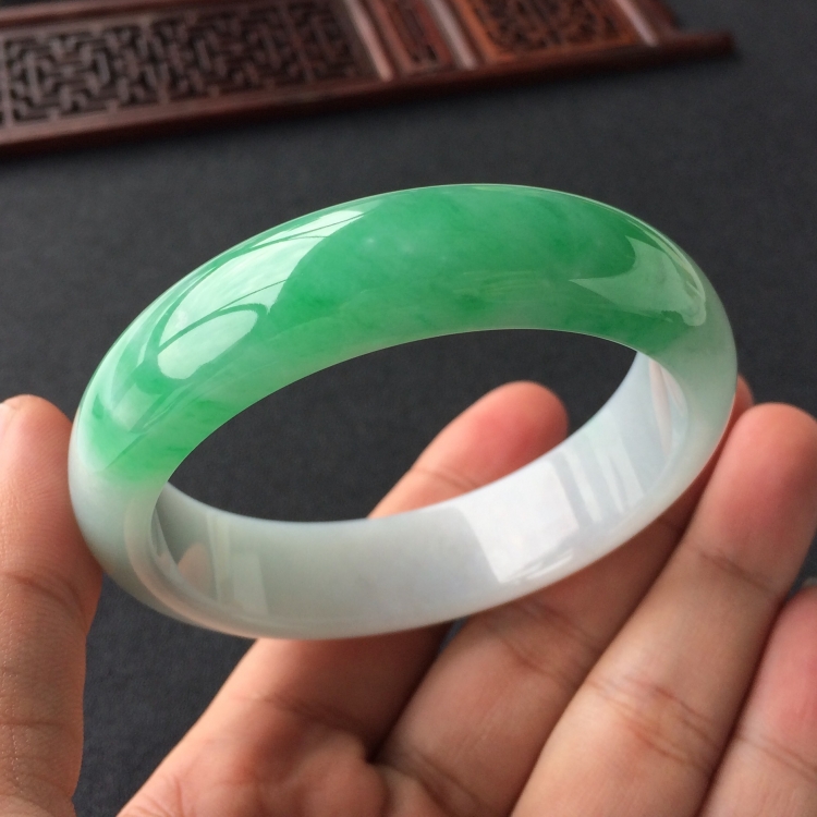 (超值推荐)糯冰种飘翠手镯(59.1mm)