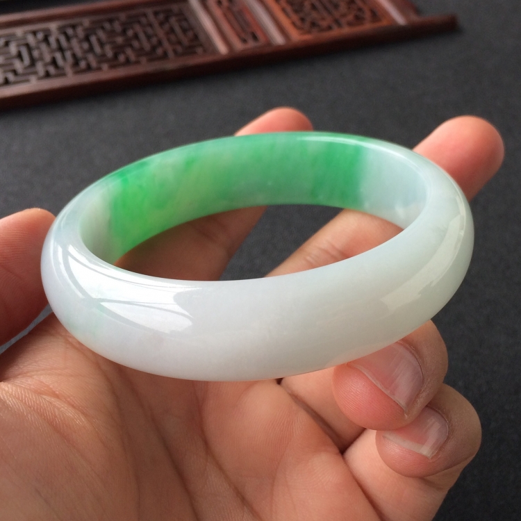 (超值推荐)糯冰种飘翠手镯(59.1mm)