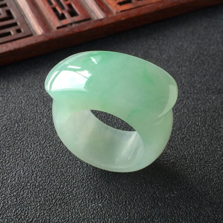 (超值推荐)糯冰种飘翠马鞍指环