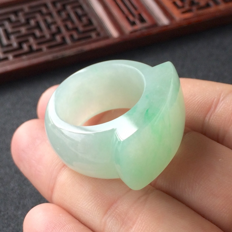 (超值推荐)糯冰种飘翠马鞍指环