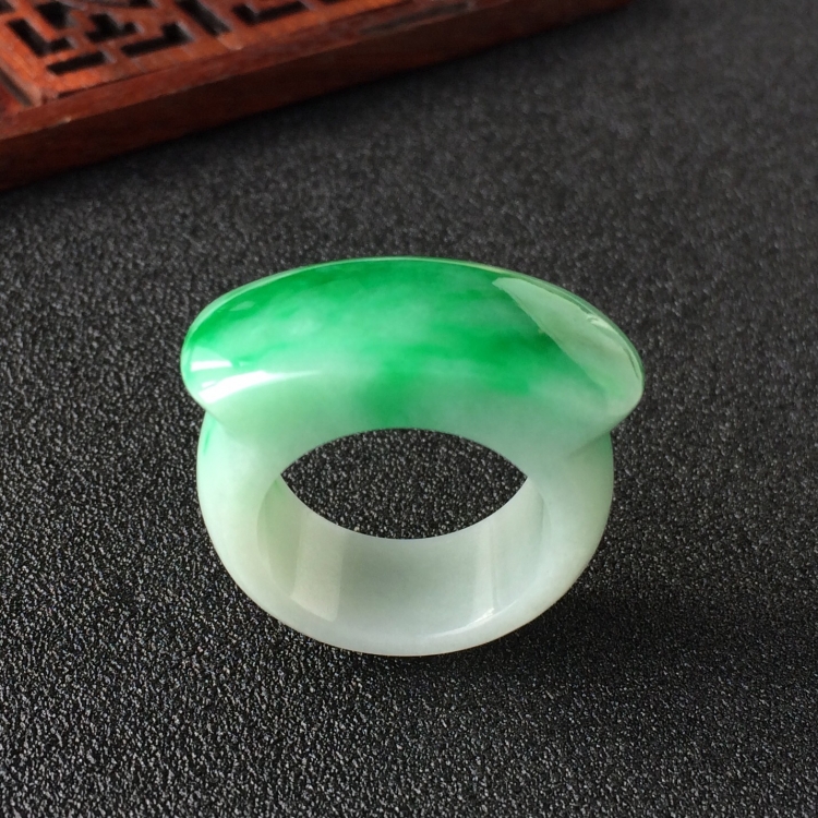(超值推荐)糯冰种飘翠马鞍指环