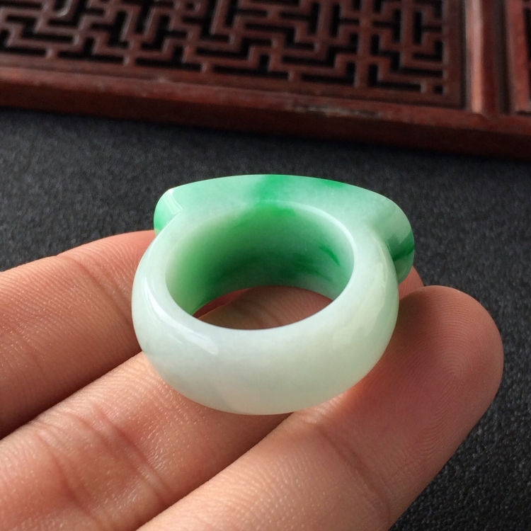 (超值推荐)糯冰种飘翠马鞍指环