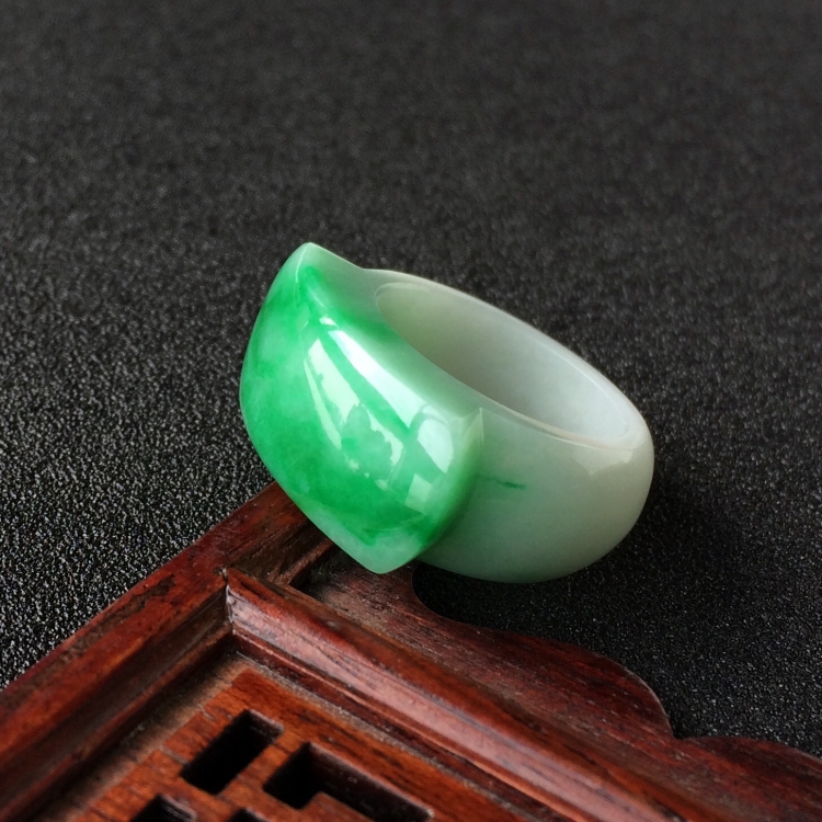 (超值推荐)糯冰种飘翠马鞍指环