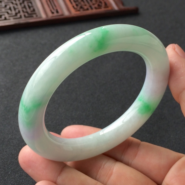 (超值推荐)糯冰种春带彩圆条手镯(57.3mm)