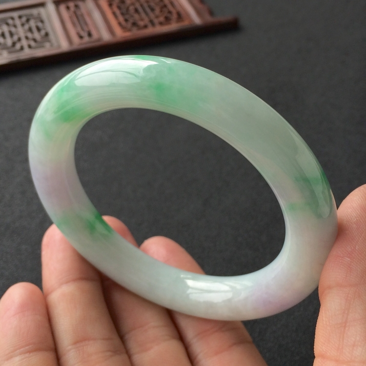 (超值推荐)糯冰种春带彩圆条手镯(57.3mm)