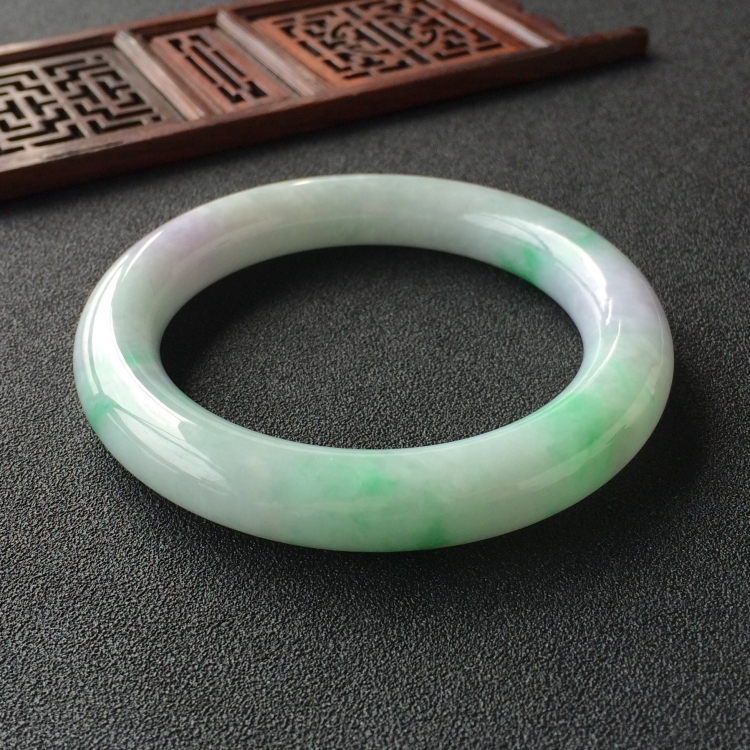 (超值推荐)糯冰种春带彩圆条手镯(57.3mm)