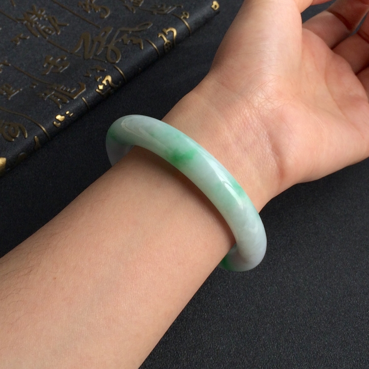 (超值推荐)糯冰种春带彩圆条手镯(57.3mm)