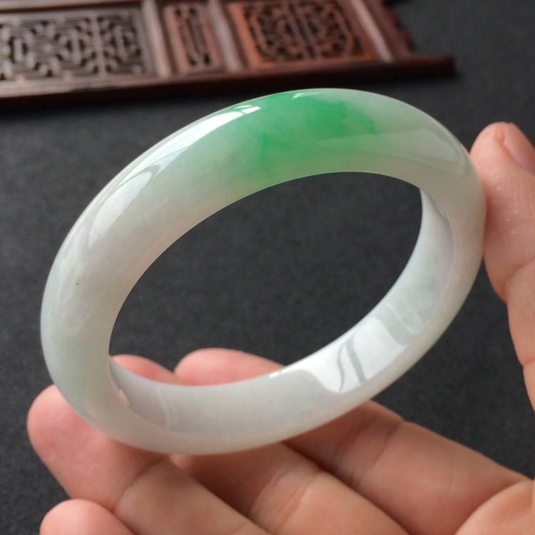(超值推荐)糯冰种飘翠手镯(57.7mm)