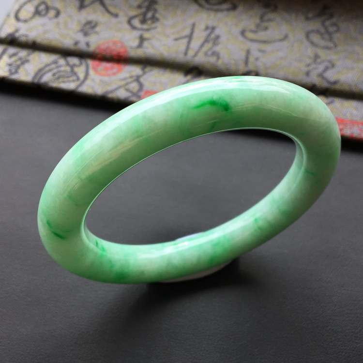 (超值推荐)糯冰种飘翠圆条手镯(57.3mm)
