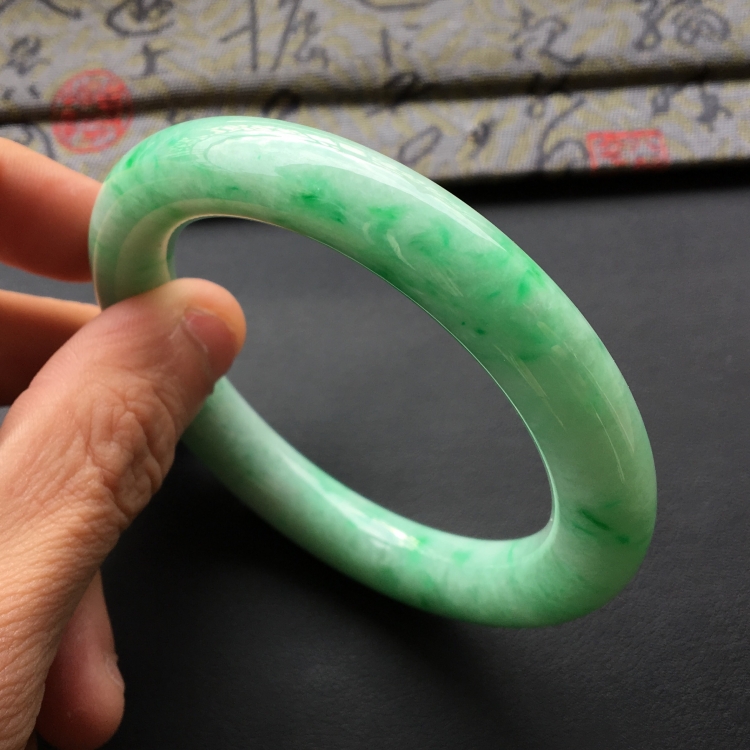 (超值推荐)糯冰种飘翠圆条手镯(57.3mm)