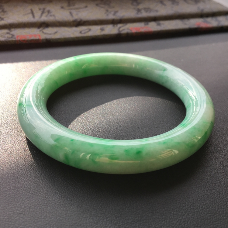 (超值推荐)糯冰种飘翠圆条手镯(57.3mm)