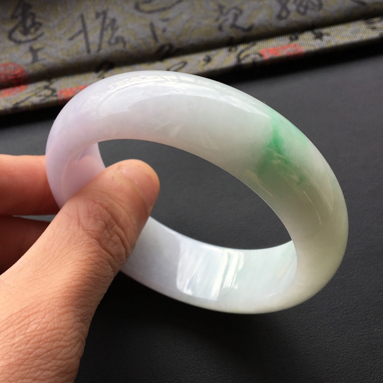 (超值推荐)糯冰种淡春带彩手镯(56mm)