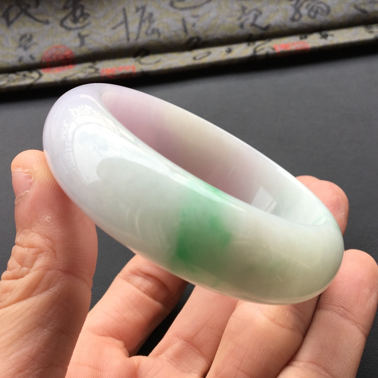 (超值推荐)糯冰种淡春带彩手镯(56mm)