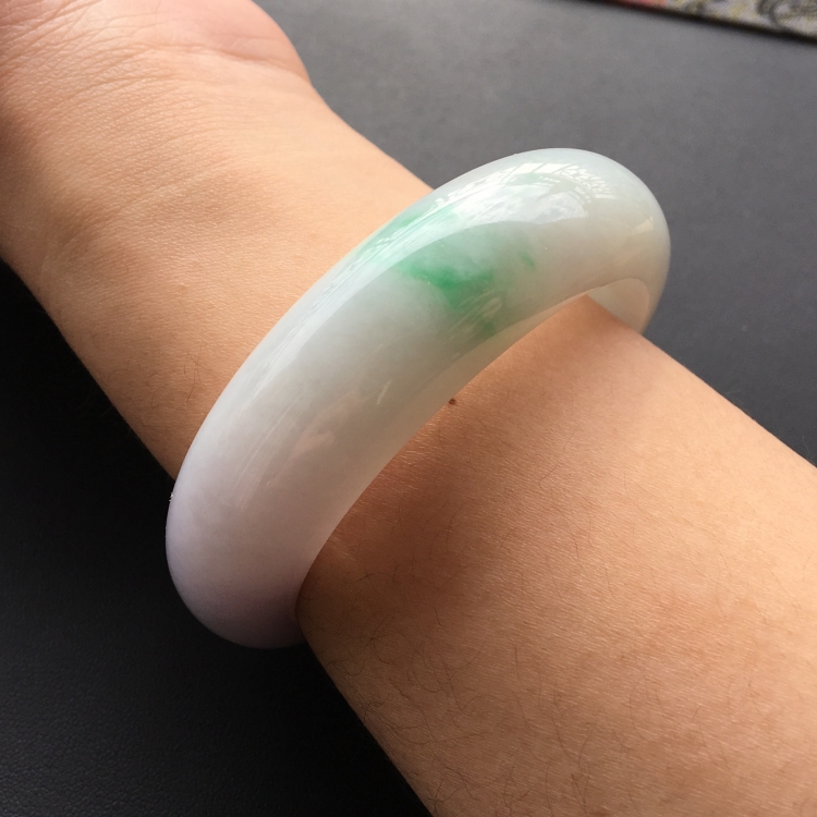 (超值推荐)糯冰种淡春带彩手镯(56mm)