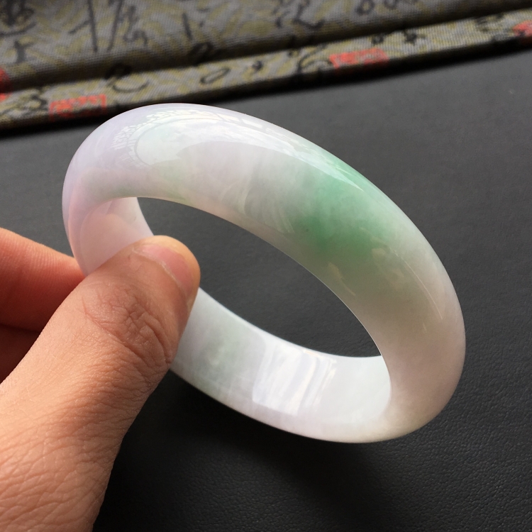 (超值推荐)糯冰种淡春带彩手镯(54.8mm)