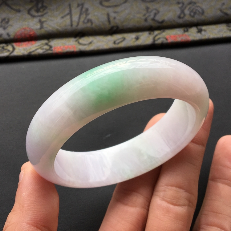 (超值推荐)糯冰种淡春带彩手镯(54.8mm)