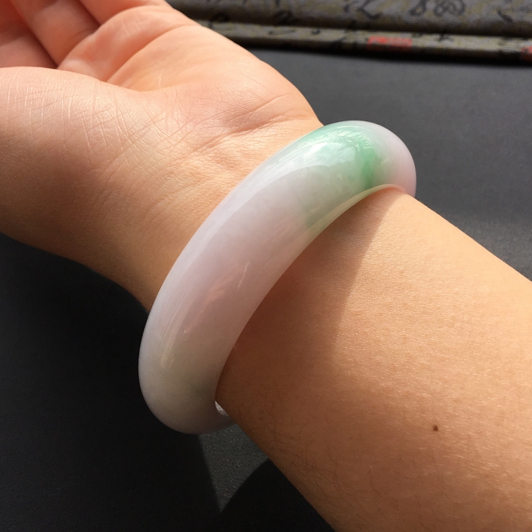 (超值推荐)糯冰种淡春带彩手镯(54.8mm)