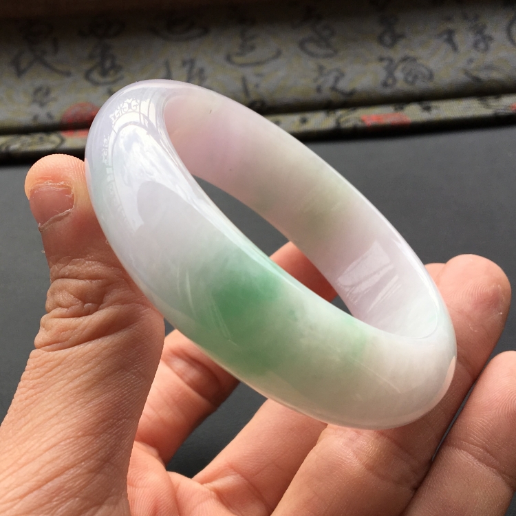 (超值推荐)糯冰种淡春带彩手镯(54.8mm)