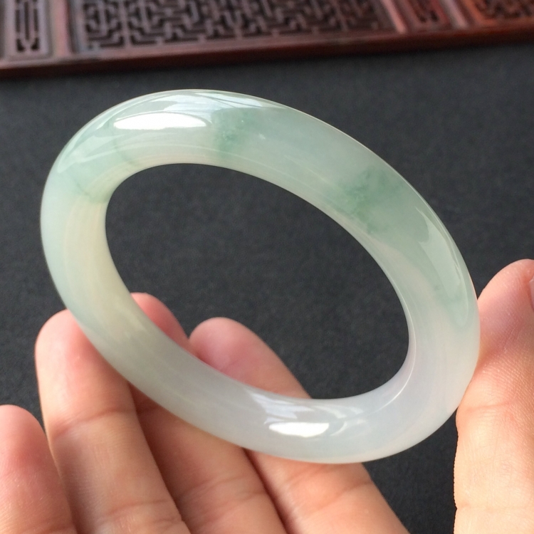 (超值推荐)糯冰种飘花圆条手镯(55.1mm)