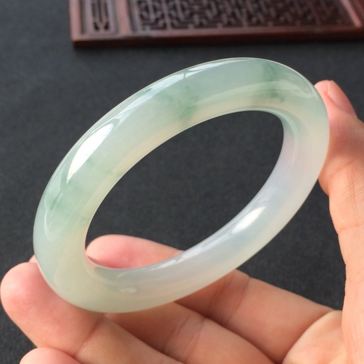 (超值推荐)糯冰种飘花圆条手镯(55.1mm)