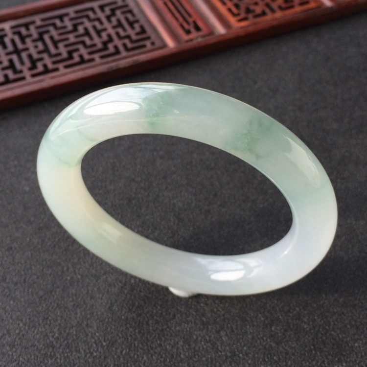 (超值推荐)糯冰种飘花圆条手镯(55.1mm)