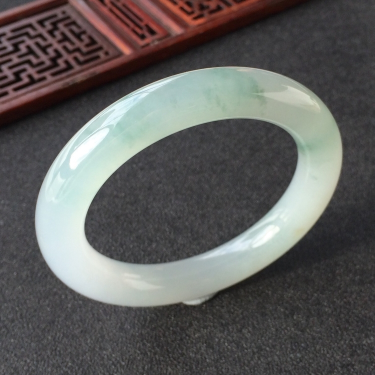 (超值推荐)糯冰种飘花圆条手镯(55.1mm)