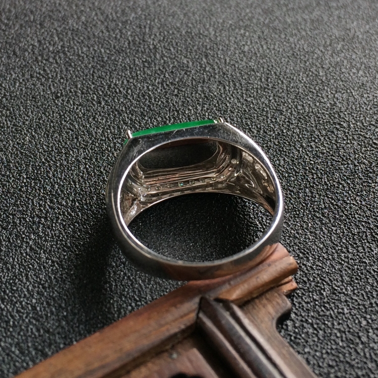(超值推荐)糯冰种翠色镶白金钻石戒指