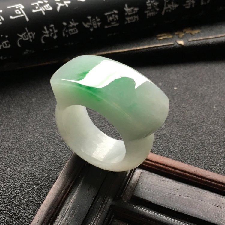 （超值推荐）糯冰种飘翠扳指
