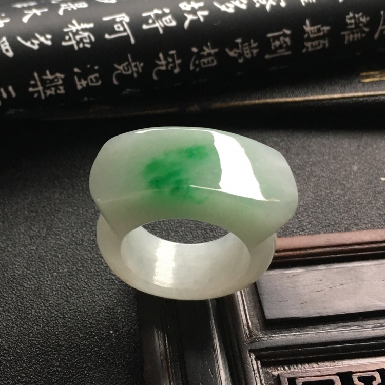 （超值推荐）糯冰种飘翠扳指